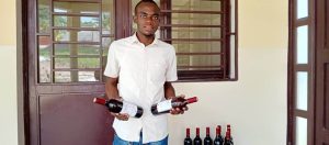 Benaja Bongasa, le jeune qui produit le vin rouge à base de bissap